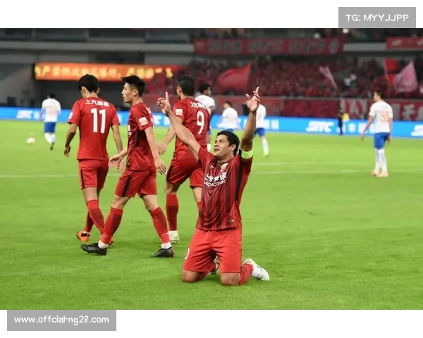 邬漠祥获颁“中国棒球元老”荣誉奖杯，与嘉宾为比赛开球